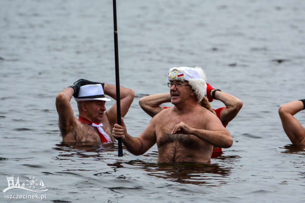 Morsy w biało-czerwonych barwach nad Trzesieckiem