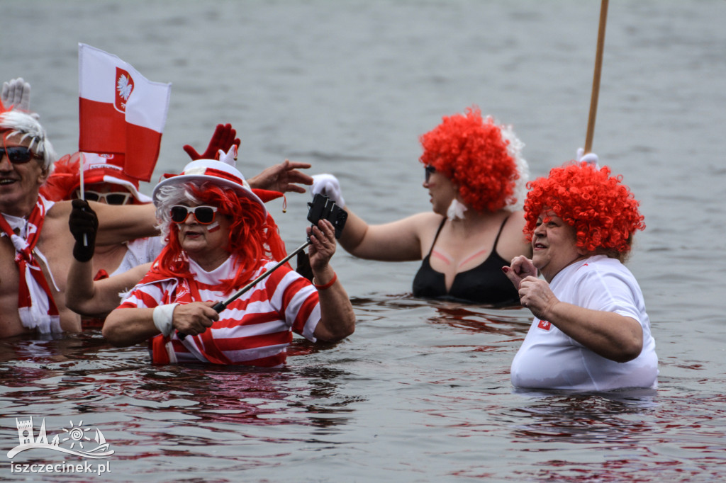 Morsy w biało-czerwonych barwach nad Trzesieckiem