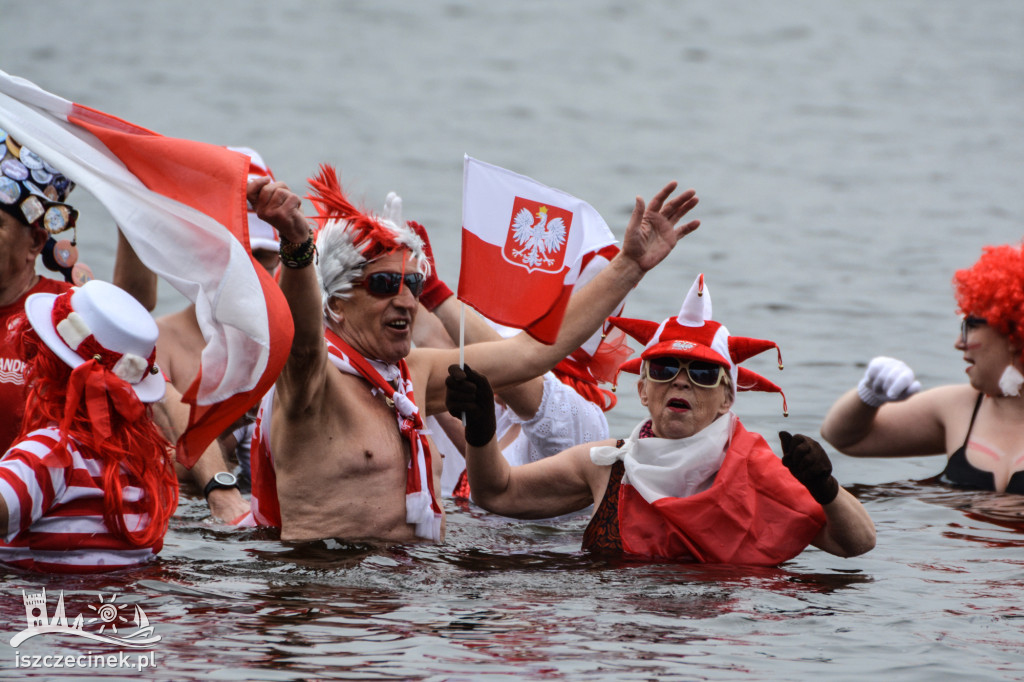 Morsy w biało-czerwonych barwach nad Trzesieckiem