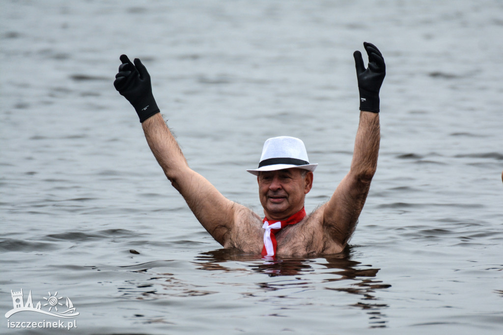 Morsy w biało-czerwonych barwach nad Trzesieckiem