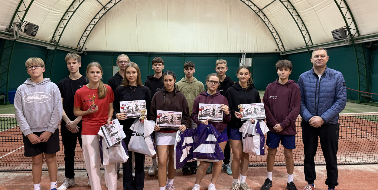 Sportowe świętowanie 11 listopada na korcie