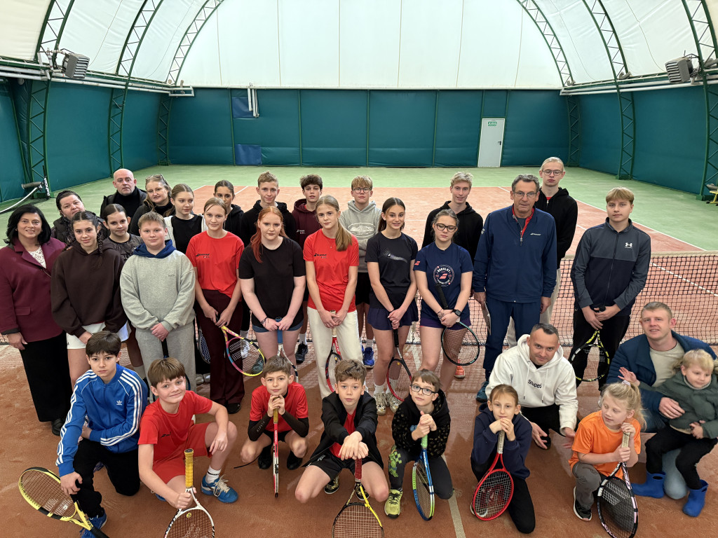 Sportowe świętowanie 11 listopada na korcie