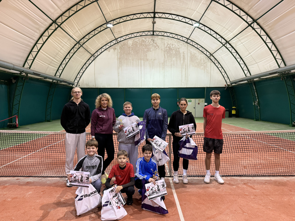 Sportowe świętowanie 11 listopada na korcie