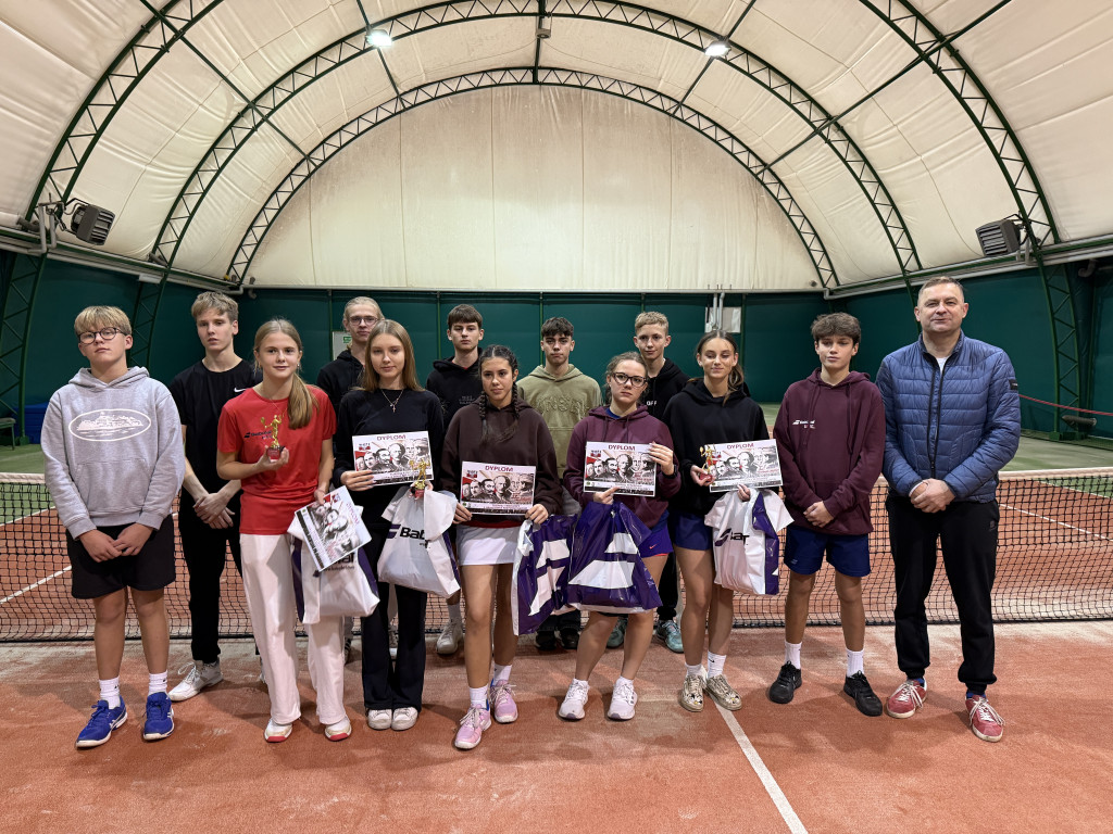 Sportowe świętowanie 11 listopada na korcie