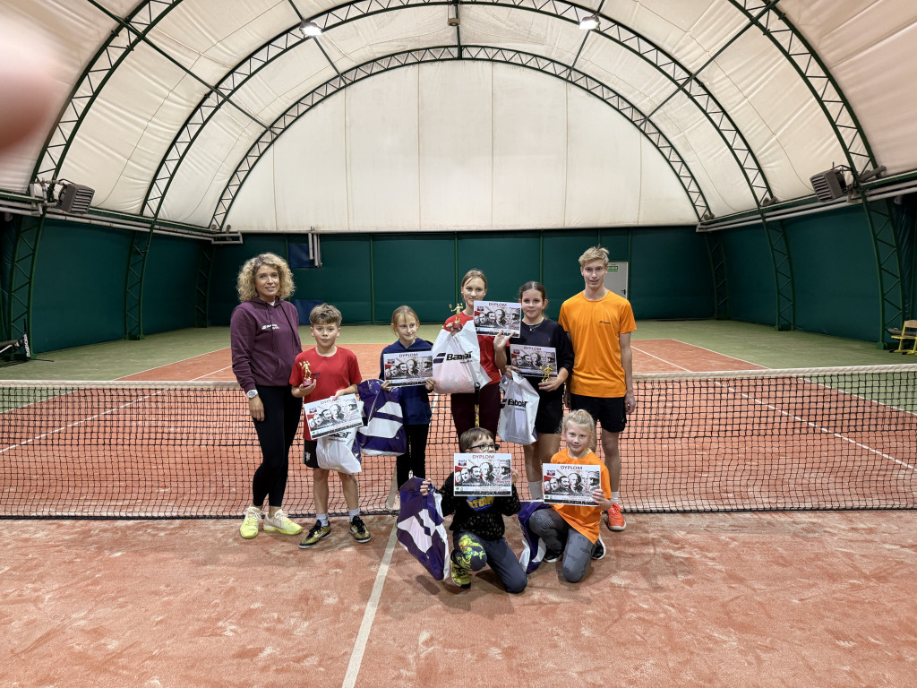 Sportowe świętowanie 11 listopada na korcie