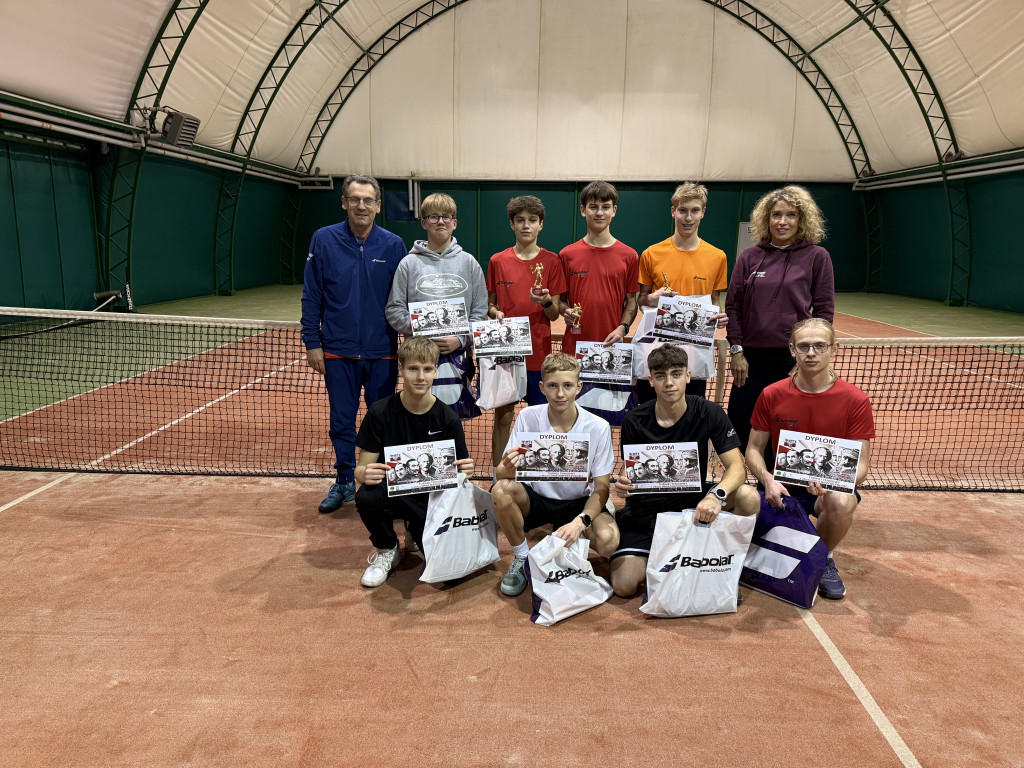 Sportowe świętowanie 11 listopada na korcie