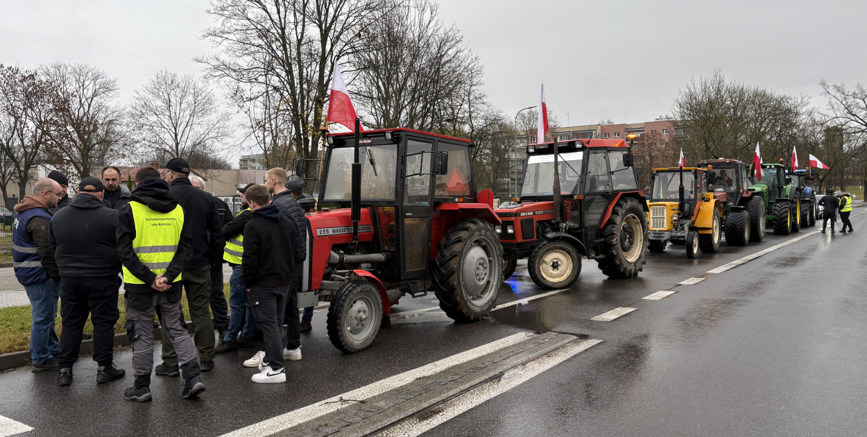 Rolnicy zablokowali ulicę Jana Pawła II.