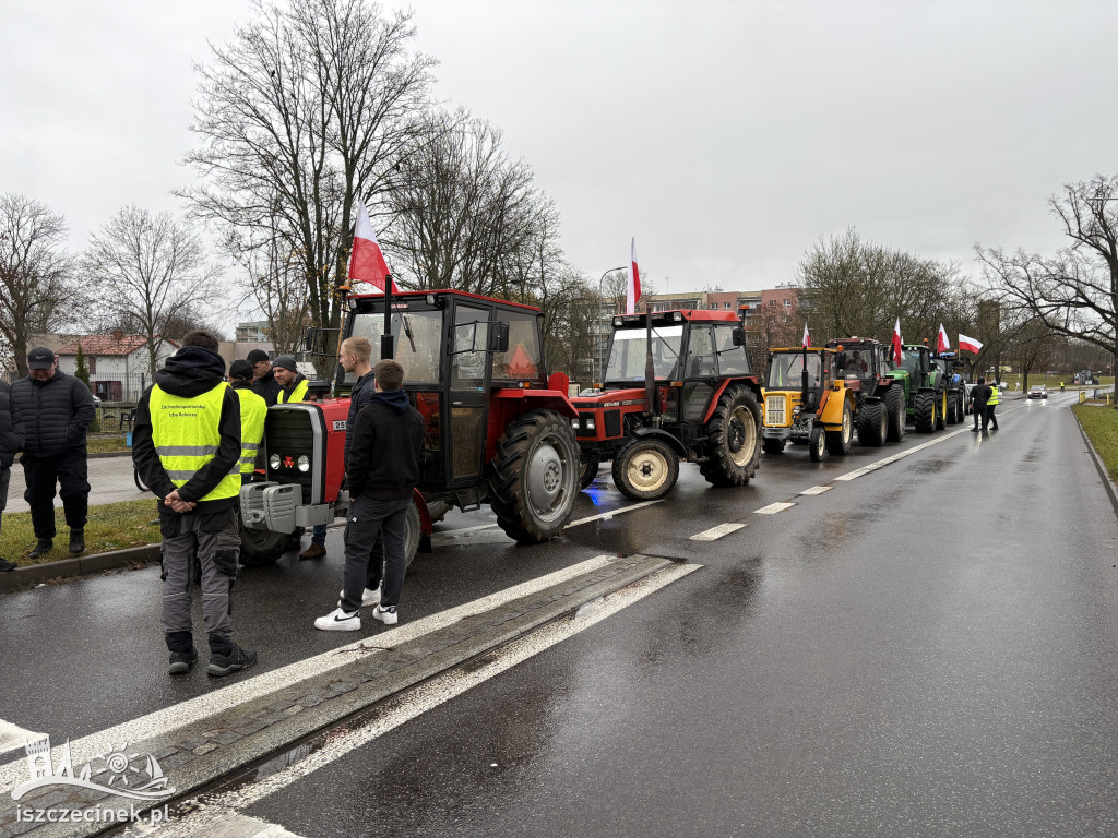 Rolnicy zablokowali ulicę Jana Pawła II.
