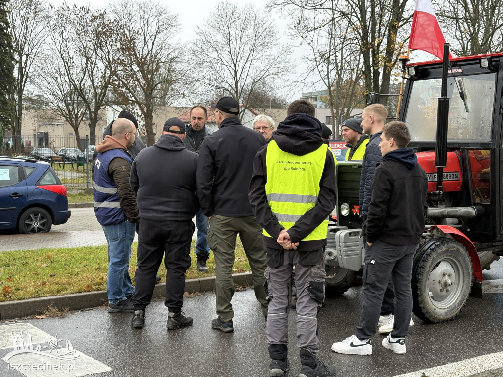 Rolnicy zablokowali ulicę Jana Pawła II.