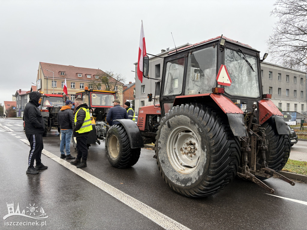 Rolnicy zablokowali ulicę Jana Pawła II.