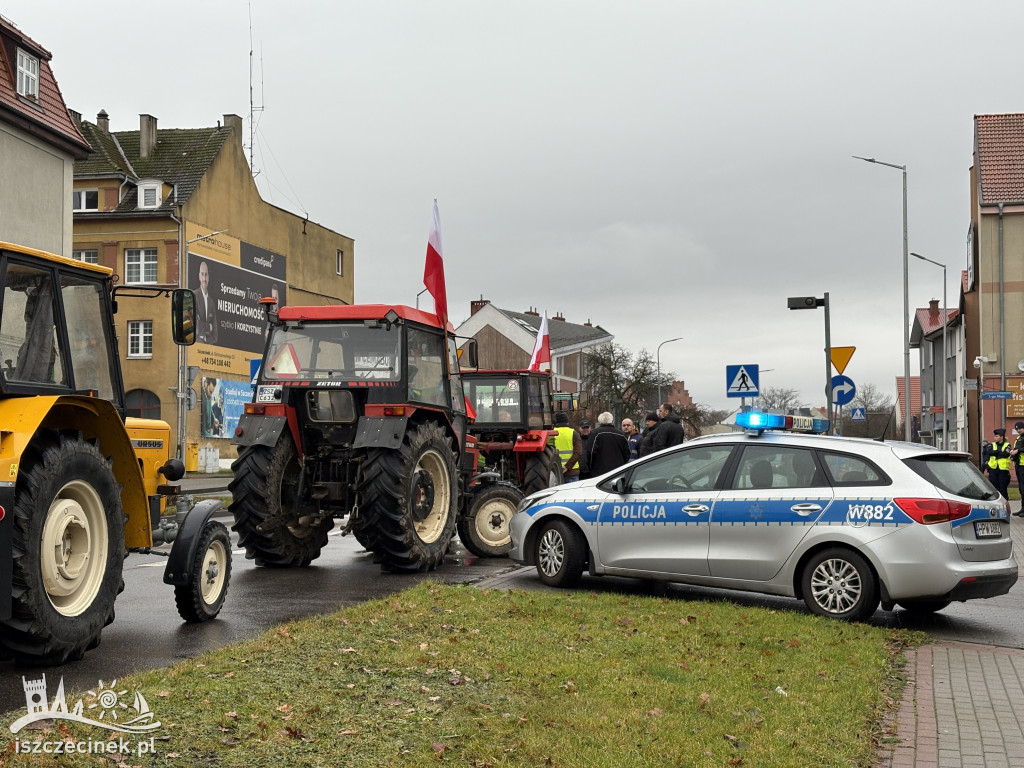Rolnicy zablokowali ulicę Jana Pawła II.