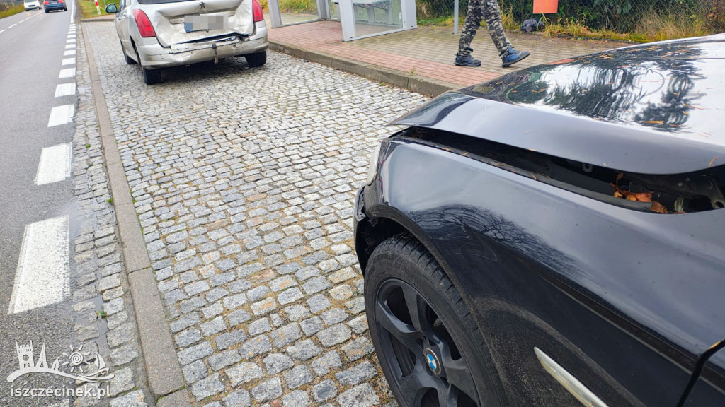 Kolizja BMW i Peugeota na DK20 – zdjęcia