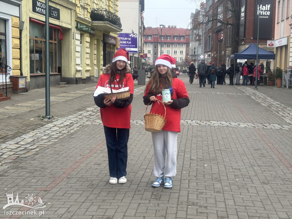 Drużyna Świętego Mikołaja kwestuje na szczecineckim deptaku
