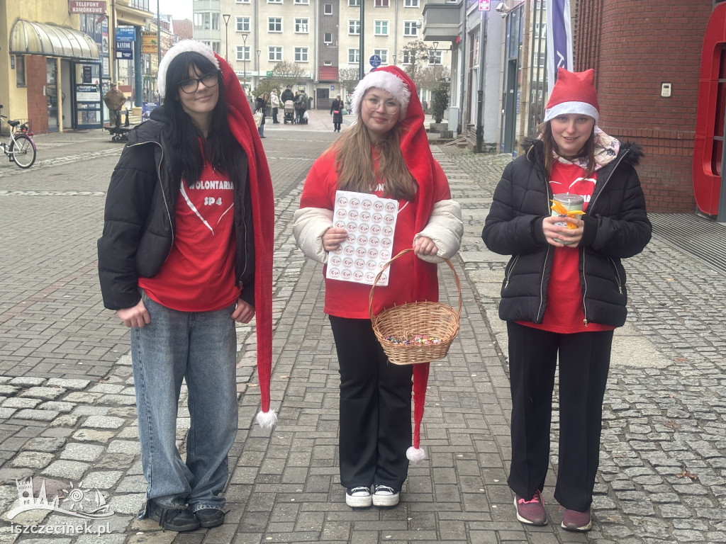 Drużyna Świętego Mikołaja kwestuje na szczecineckim deptaku
