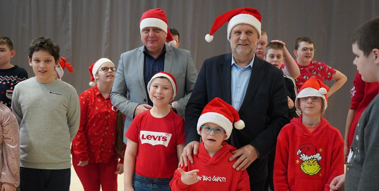 Mikołajkowa wizyta starostów w SOSW i Domu Dziecka