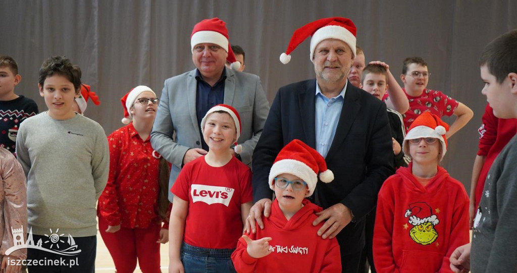 Mikołajkowa wizyta starostów w SOSW i Domu Dziecka