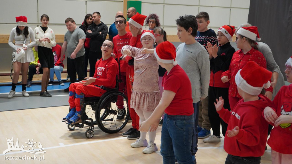 Mikołajkowa wizyta starostów w SOSW i Domu Dziecka