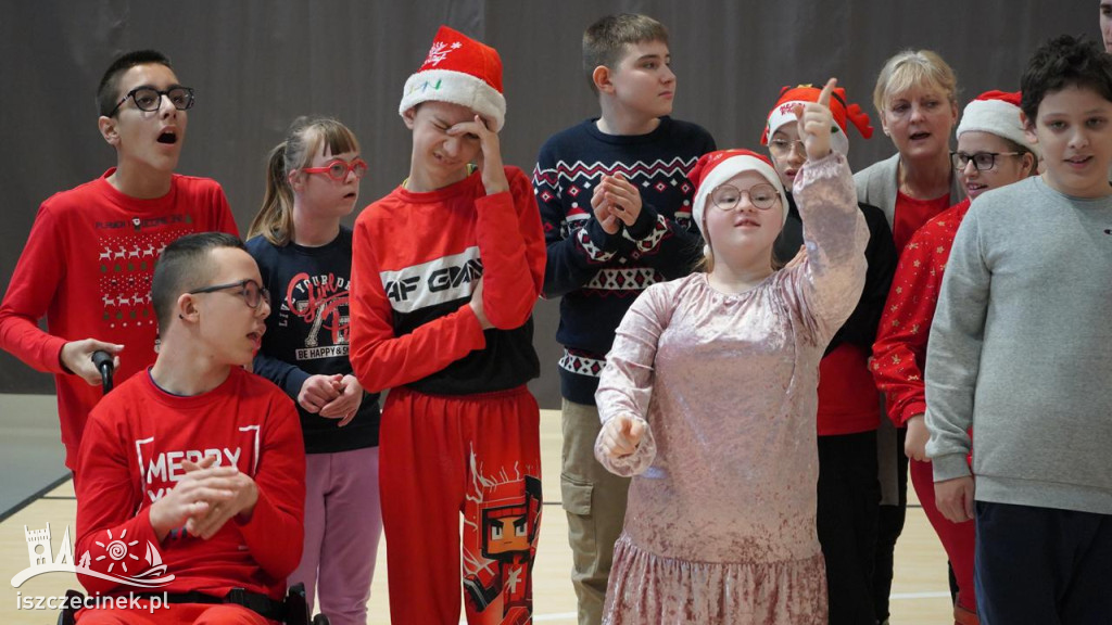 Mikołajkowa wizyta starostów w SOSW i Domu Dziecka