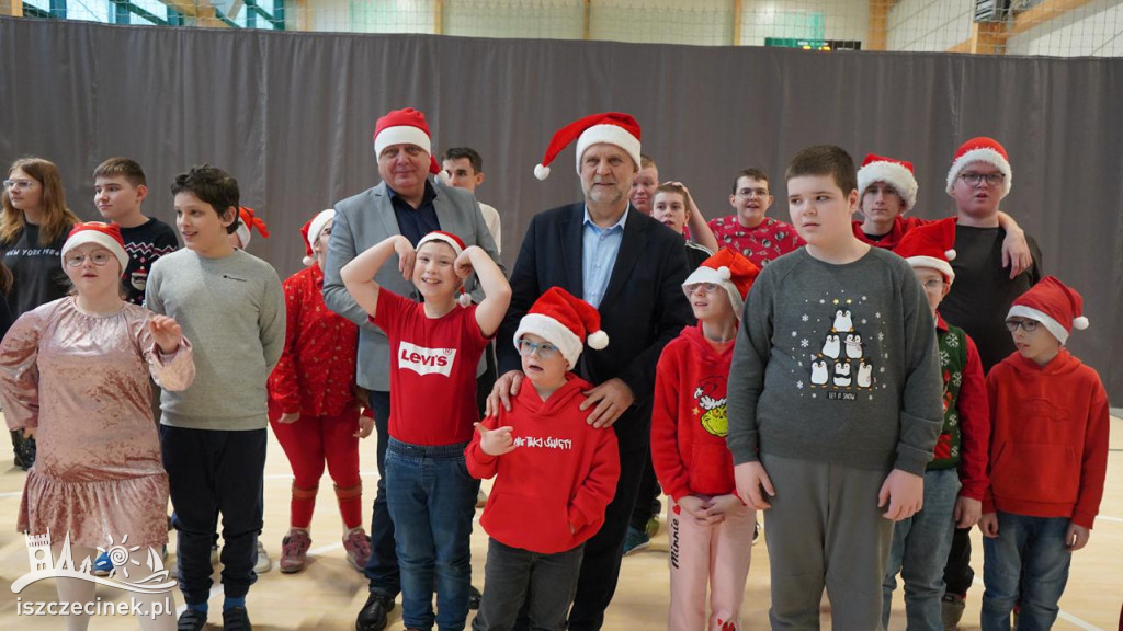 Mikołajkowa wizyta starostów w SOSW i Domu Dziecka