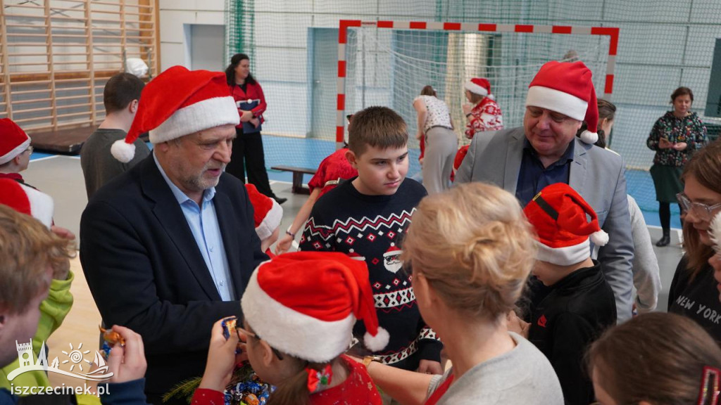 Mikołajkowa wizyta starostów w SOSW i Domu Dziecka