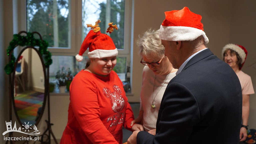 Mikołajkowa wizyta starostów w SOSW i Domu Dziecka