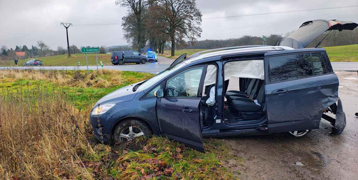 Kolizja dwóch aut na DW171 w Przestawach