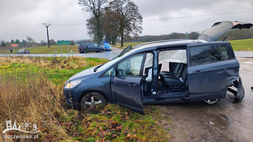 Kolizja dwóch aut na DW171 w Przestawach