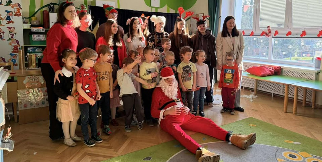 Licealiści z I LO zagrali po angielsku dla przedszkolaków z „Misia”.