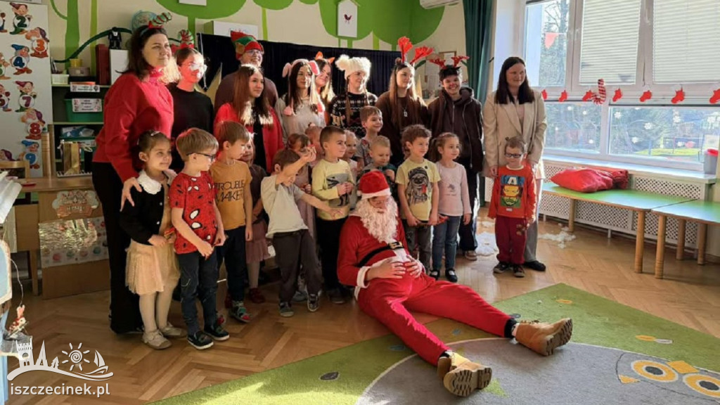 Licealiści z I LO zagrali po angielsku dla przedszkolaków z „Misia”.