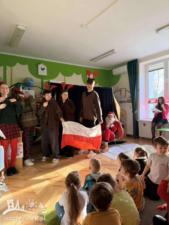 Licealiści z I LO zagrali po angielsku dla przedszkolaków z „Misia”.