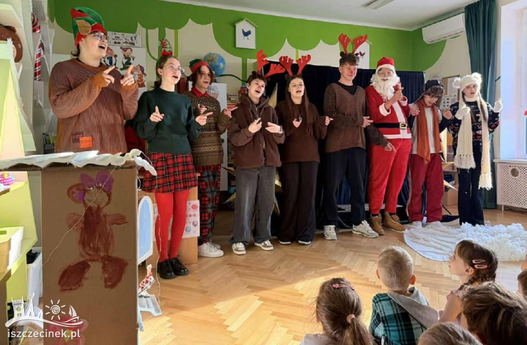 Licealiści z I LO zagrali po angielsku dla przedszkolaków z „Misia”.