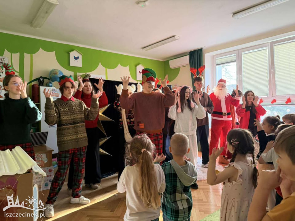 Licealiści z I LO zagrali po angielsku dla przedszkolaków z „Misia”.