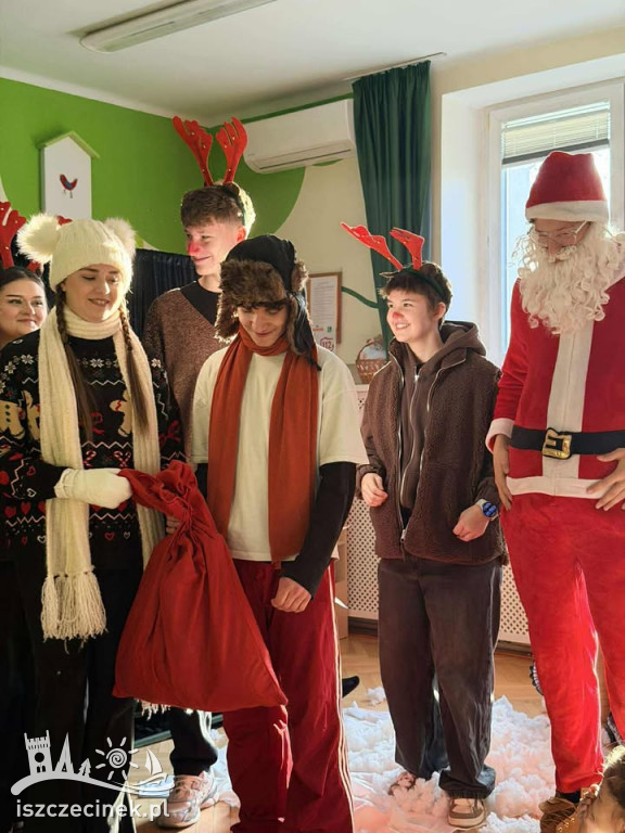 Licealiści z I LO zagrali po angielsku dla przedszkolaków z „Misia”.