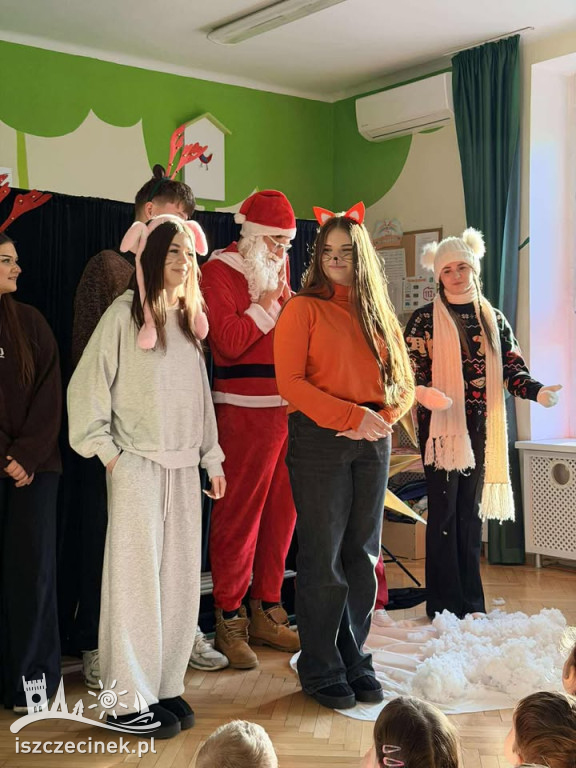 Licealiści z I LO zagrali po angielsku dla przedszkolaków z „Misia”.