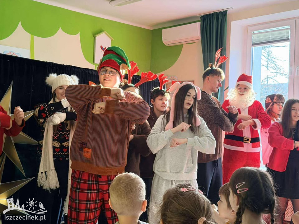 Licealiści z I LO zagrali po angielsku dla przedszkolaków z „Misia”.