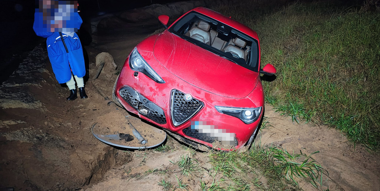 Rozbite auto w rowie przy budowie ekspresówki