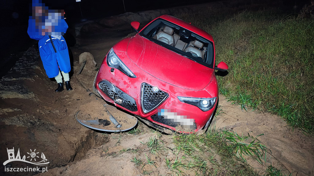 Rozbite auto w rowie przy budowie ekspresówki