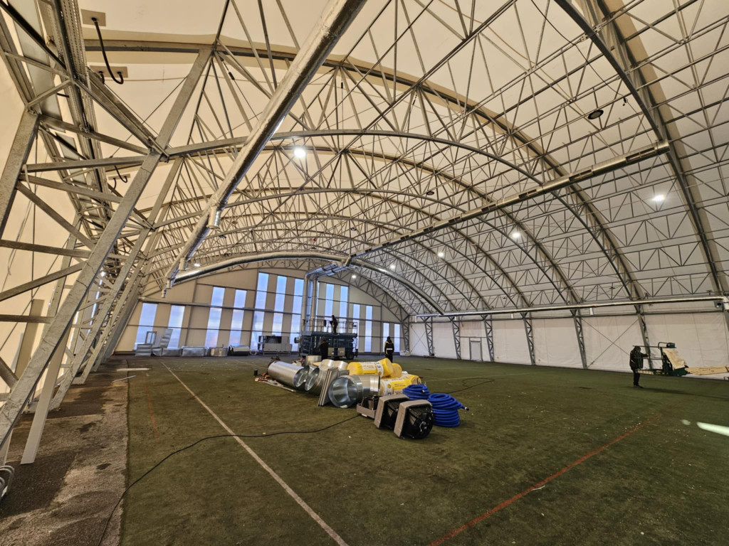 Zadaszone boisko przy ZST w obiektywie