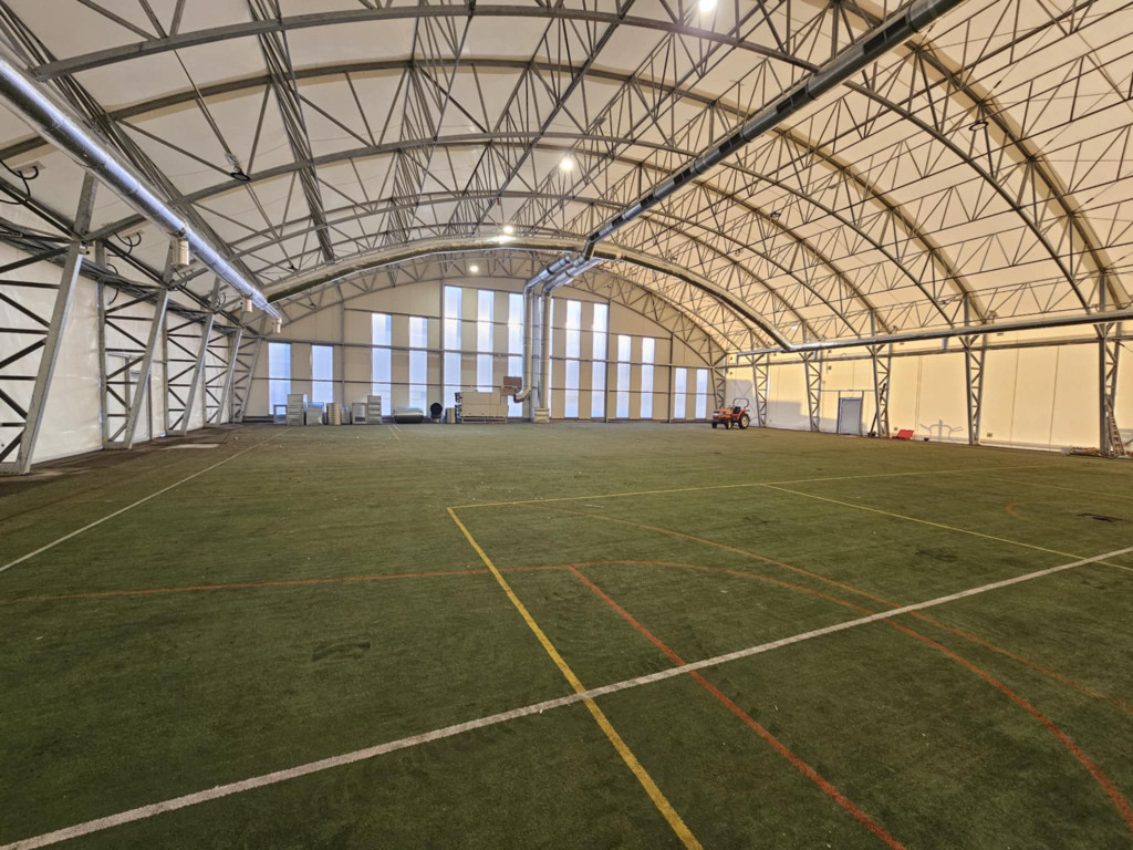 Zadaszone boisko przy ZST w obiektywie