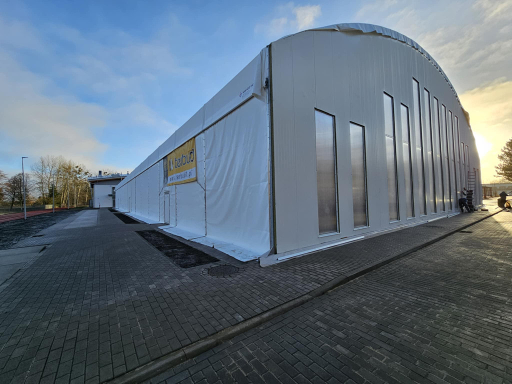 Zadaszone boisko przy ZST w obiektywie