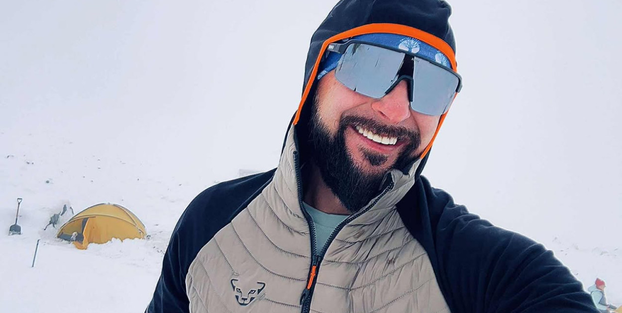 Flaga miasta wysoko w górach