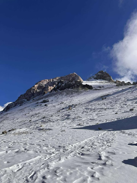 Flaga miasta wysoko w górach