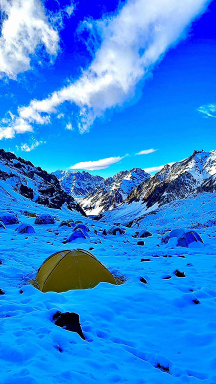 Flaga miasta wysoko w górach