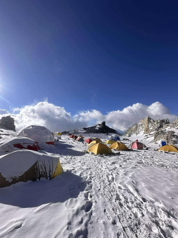 Flaga miasta wysoko w górach