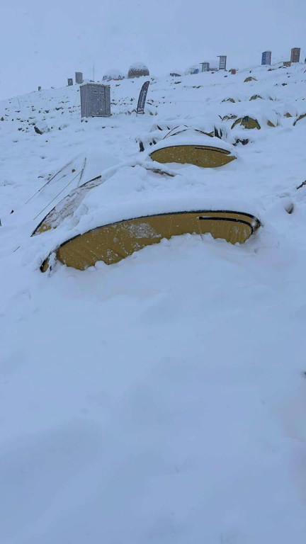 Flaga miasta wysoko w górach