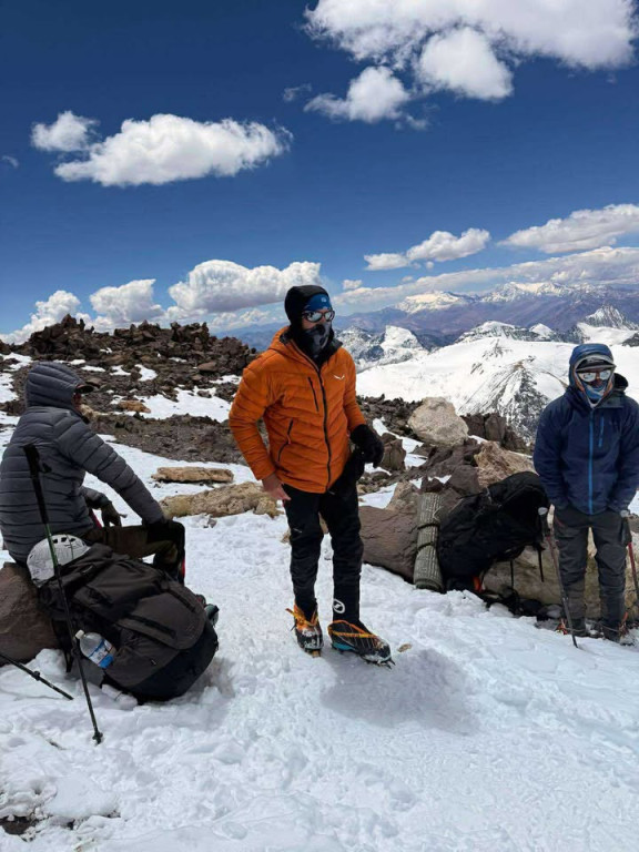 Flaga miasta wysoko w górach