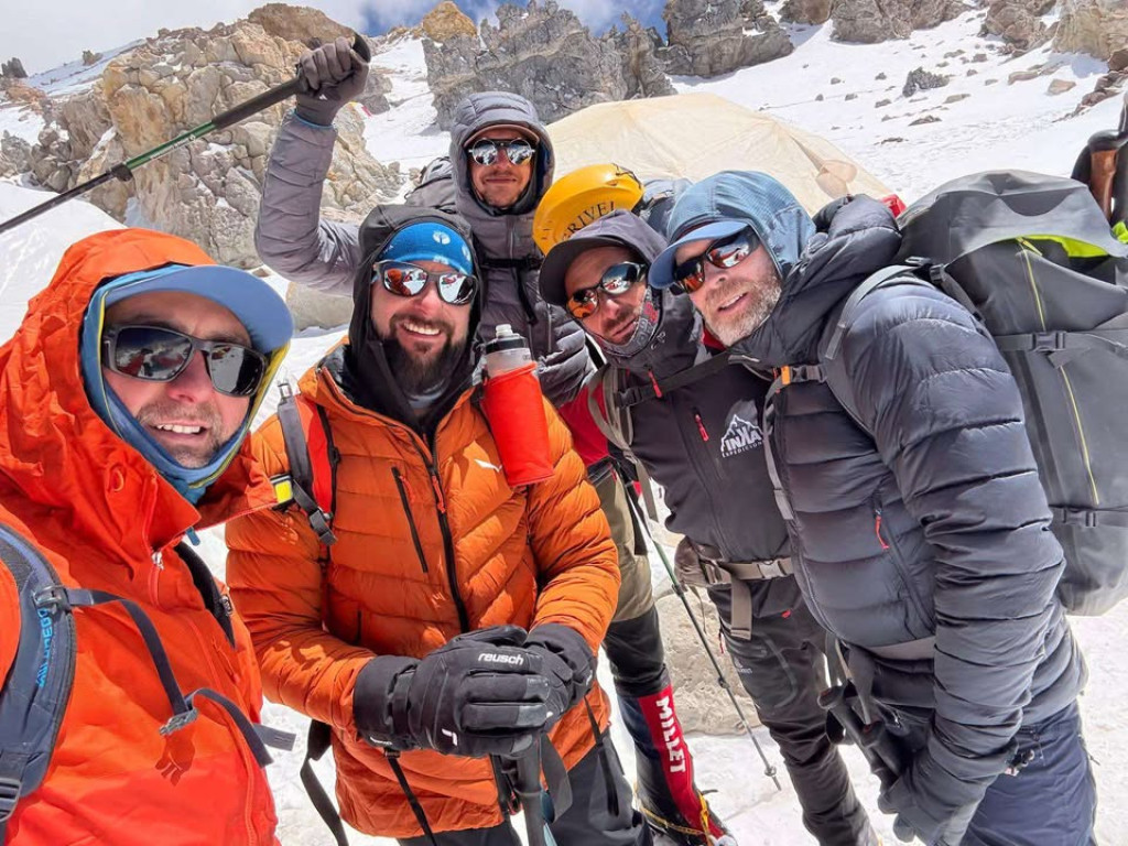 Flaga miasta wysoko w górach