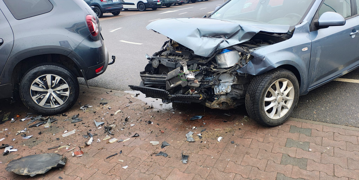 Zniszczone auta na parkingu Kaufland w Szczecinku