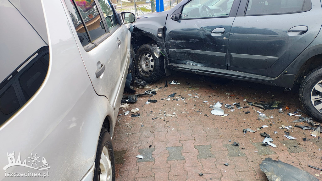 Zniszczone auta na parkingu Kaufland w Szczecinku