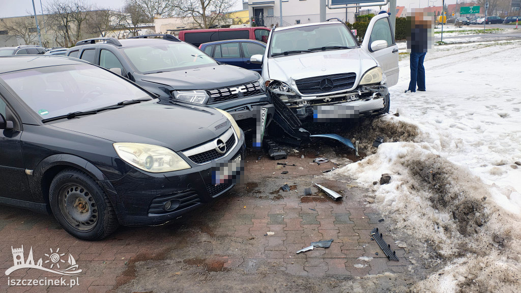 Zniszczone auta na parkingu Kaufland w Szczecinku
